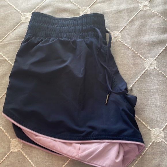 Lululemon size 8 reversible shorts blue/pink - Picture 4 of 6
